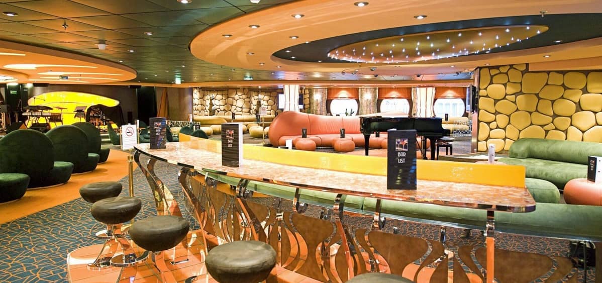 1- L’INSOLITO LOUNGE <br> BAILE, CÓCTELES & LIVE SHOWS