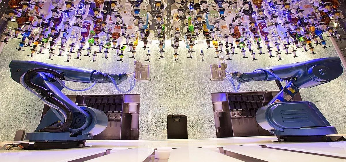 4- BIONIC BAR <br> EL BAR DE CÓCTELES FUTURISTA