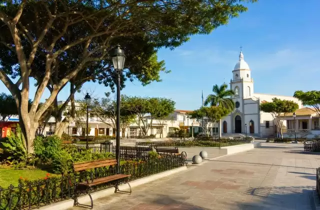 Plaza central de Montecristi